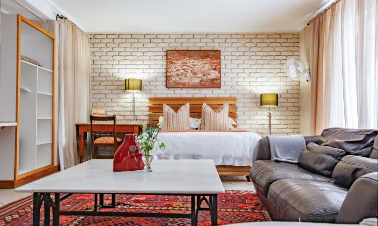 Loerie Luxury Room with queen bed
